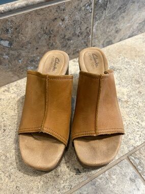 Clarks Women's Tan Leather Open-Toe Slide Mules